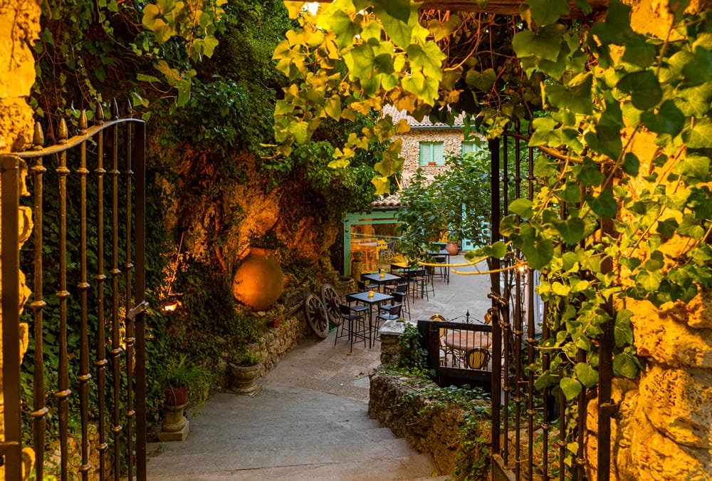 Entrada al restaurante Laurea en Pastrana